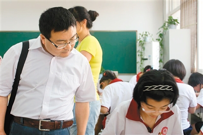 　　赵博生前在工作中（资料图片） 市教育局供图