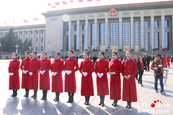 　　政协闭幕会，礼仪人员合影忙。摄影：易成晨