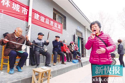■古城墙下的环城公园每天聚集了不少秦腔的爱好者。