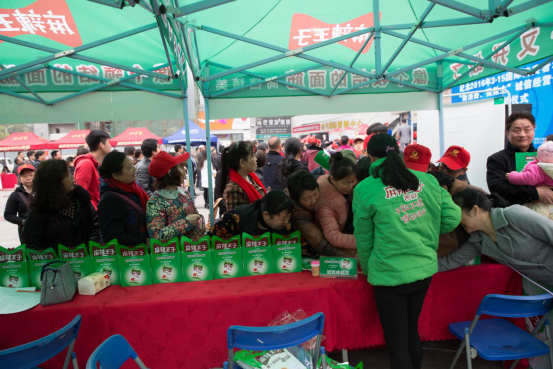 图为麻辣王子面筋在活动现场摆台 市民争相品尝天然面筋