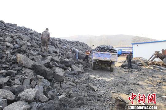 超过环保部门责令清理的期限，煤场并未按时清理煤堆。　胡贵龙 摄