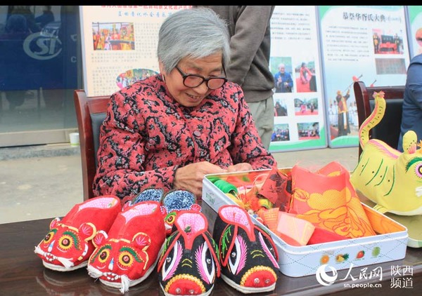 蓝田华胥镇张亚兰的刺绣作品  和冰摄