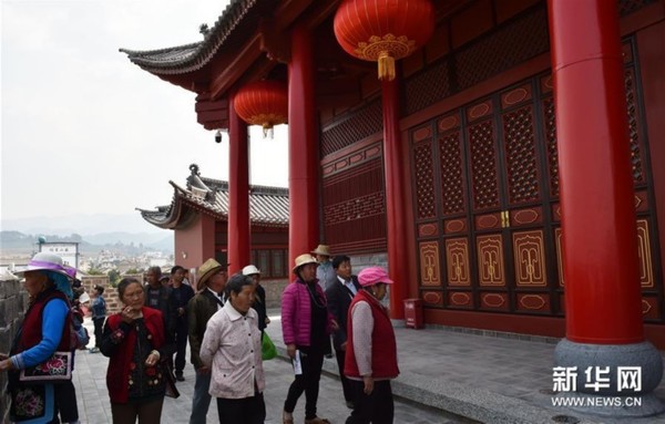 游客在按原貌修复的拱辰楼上参观（3月16日摄）。