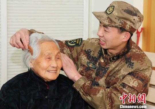 张志健为敬老院老人修剪头发。　李国　摄