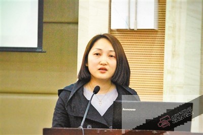 本报记者黄晔回答大学生的提问。 本报记者 平索茜 摄