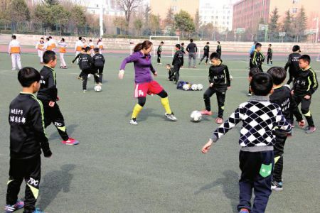 陕西女足元老队员铜川一中传球技|足球|女足_凤