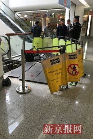 被拆除的踏板放在电梯旁,上面留有一摊血迹。新京报记者 李相蓉 摄