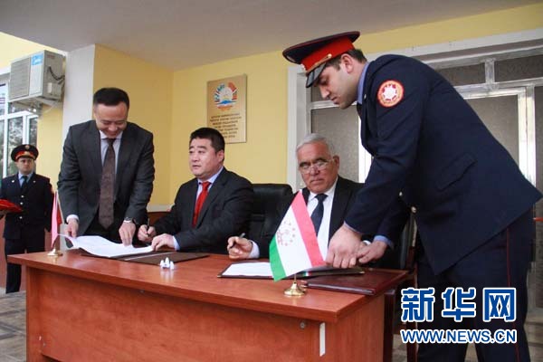 徐乃刚和萨利姆佐达签署项目交接文件。