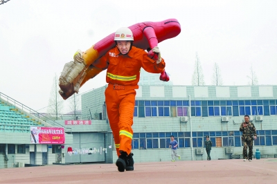 消防哥挑战“扛人跑”|体能|技能_凤凰资讯