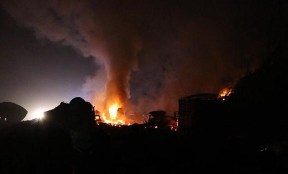  京港澳高速 岳阳段 油罐车爆炸 致5死20伤 路面被