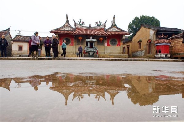 福建省漳州市天宝镇洪坑村的老人们在古村落里享受休闲时光（3月18日摄）。