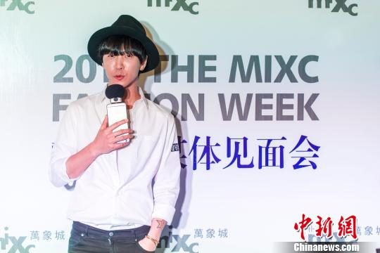 图为时尚达人韩火火在接受记者的采访。　王钰漩　摄