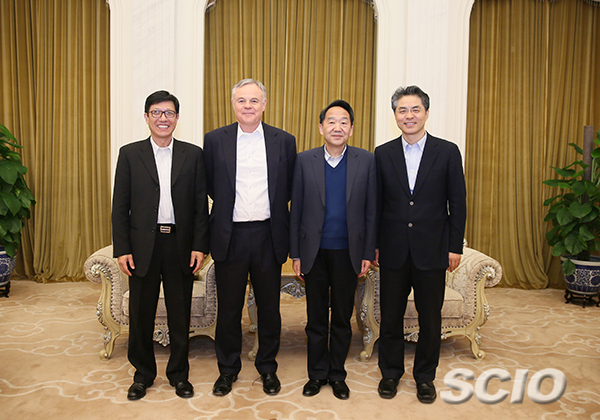 蒋建国与纳斯帕斯集团董事长库斯·贝克一行合影(焦非 摄)