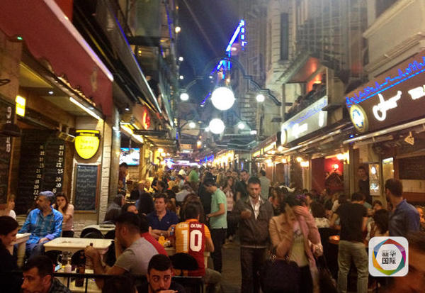 　　这条街上遍布大大小小的旅游景点、咖啡馆、酒吧、特色店铺集市。