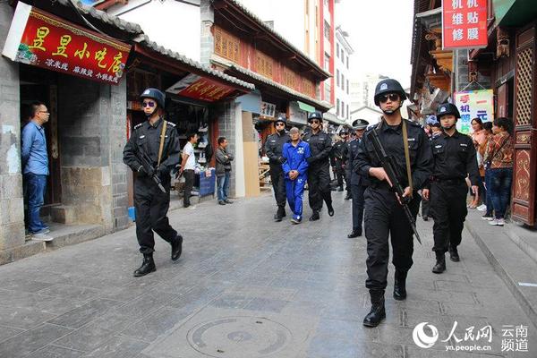 犯罪嫌疑人普某在指认犯罪现场途中 摄影：钱精明