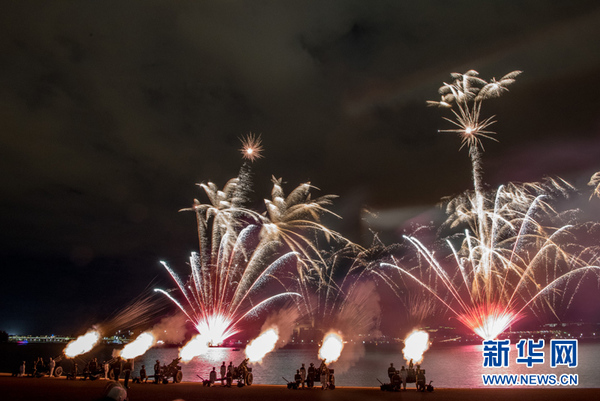 3月19日，堪培拉市格里芬湖畔放烟火，庆祝该市103岁生日。新华网发（钱军摄）