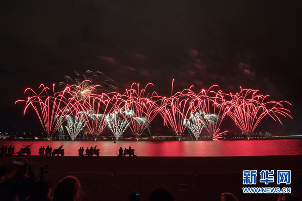 3月19日，堪培拉市格里芬湖畔放烟火，庆祝该市103岁生日。新华网发（钱军摄）