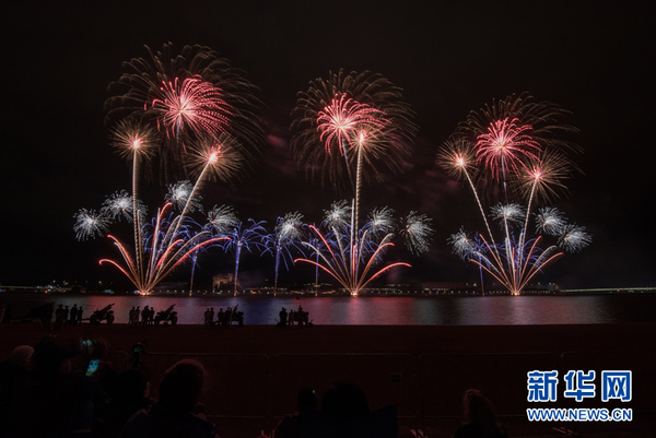 3月19日，堪培拉市格里芬湖畔放烟火，庆祝该市103岁生日。新华网发（钱军摄）