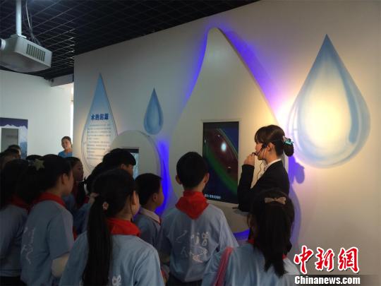 学生参观节水科技馆,了解关于水的常识 梁婷 摄 中新网武汉3月22日电 (梁婷 黄金波)22日是第24个世界水日,当天,位于湖北武汉汉口江滩的武汉节水科技馆技术馆正式开馆。 武汉节水科技馆由武汉市政府投资建设,是全国第一个以节水为主题的科技馆。2011年科普馆展区开馆,年均免费接待市民7万余人次;2014年节水馆二期(技术馆)工程启动建设。 走进节水技术馆,一块电子水幕映入眼帘,由水生成的武汉节水科技馆欢迎您十个大字依次落下。工作人员介绍,水幕上方有2800多个喷头,每个喷头每秒可闭合4000多次