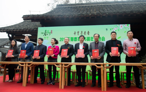 艺福堂创始人李晓军（右二）等十大茶企负责人签署原产地承诺书