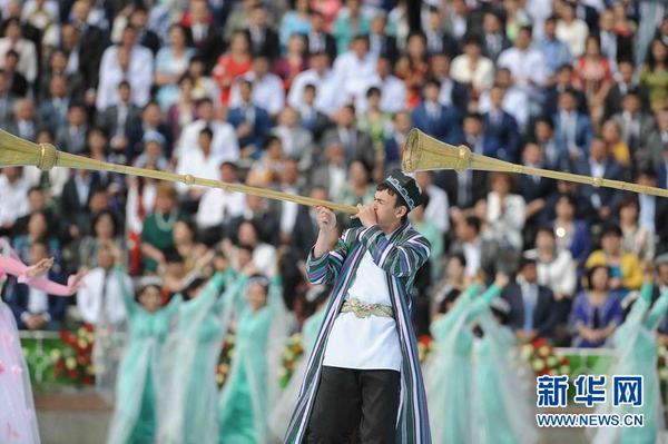 3月21日,乌兹别克斯坦首都塔什干纳瓦伊公园,演员在表演节目。