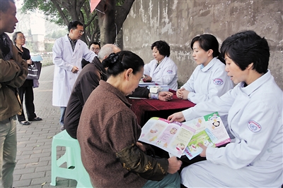 岗位学雷锋帮困进社区。