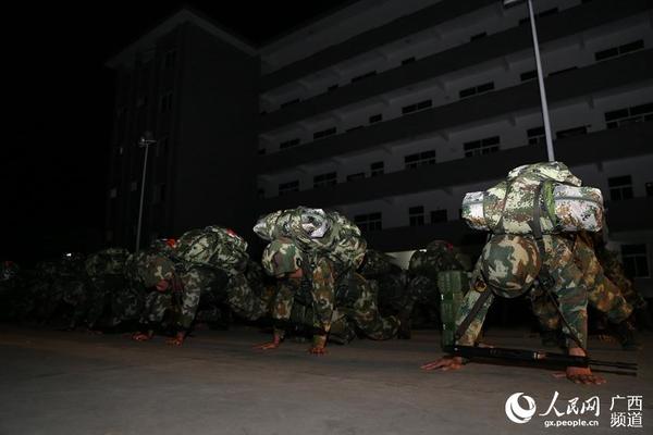 特战队员进行负重俯卧撑训练