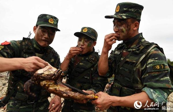 武警特战队员现地品尝“野味”