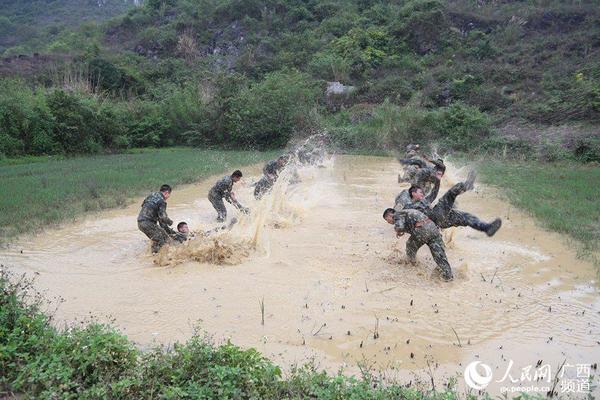 特战队员进行水中摔擒训练