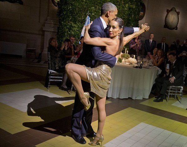 当地时间3月23日，美国总统奥巴马携妻女出访阿根廷。在当晚的国宴上，奥巴马与当地舞者共跳一曲热辣探戈。（图片来源：《每日邮报》）