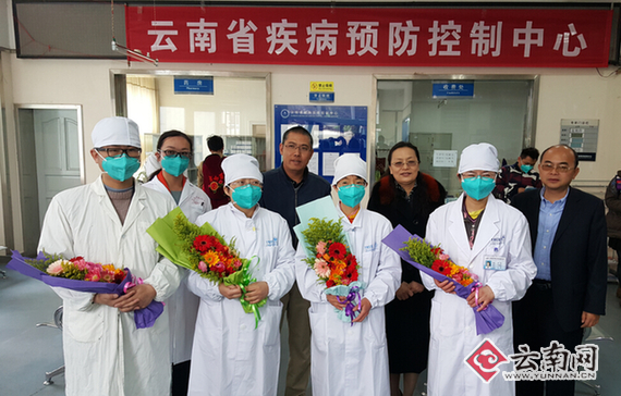 省卫计委、疾控中心等领导给医生送上鲜花