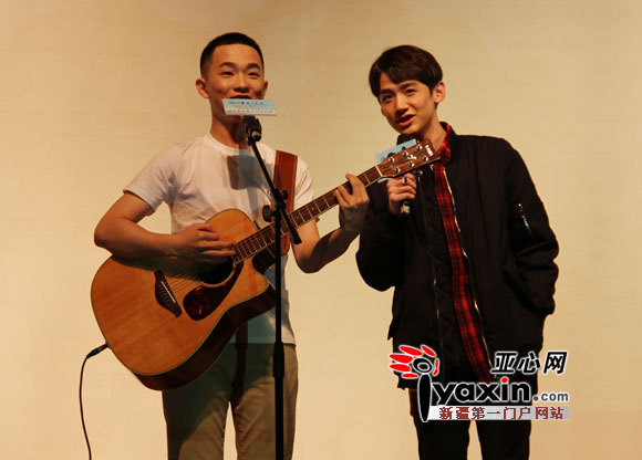丁冠森（左）和白敬亭（右）现场献歌。