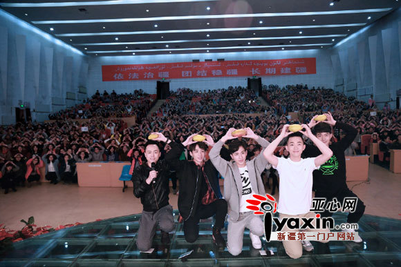 刘同和四位主演与新疆大学生影迷合影留念。