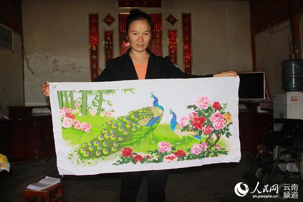 何海英用刺绣补贴家用。（李宝华 摄）