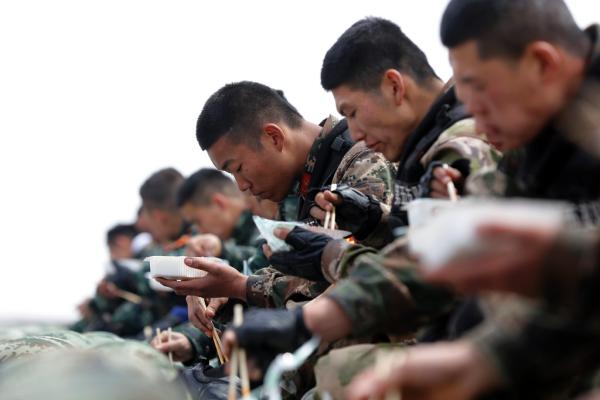 上海武警超极限训练:除了体能,还要 手撕活鸡 、