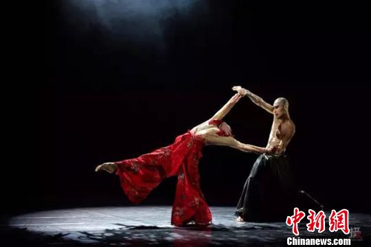 图为杨丽萍作品《十面埋伏》剧照。 甘肃大剧院供图 摄