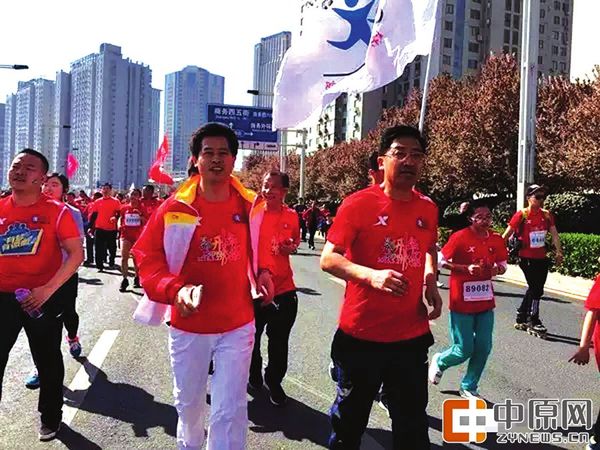省人民医院院长顾建钦(右)几乎参加了所有的郑开