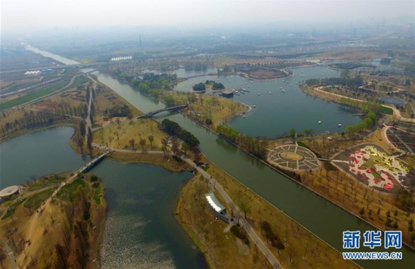 这是3月27日在上海辰山植物园上空拍摄的江南春天景象。三月，上海辰山植物园百花盛开，吸引众多游客前来踏青赏花。 新华社记者张建松 摄