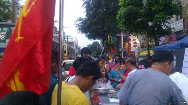 在缅甸仰光的中国城，民盟在进行竞选宣传活动(美国之音)