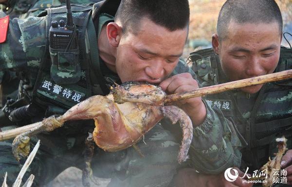3月25日，武警特战队员连续奔袭两昼夜，终于吃上自己烧烤的美味佳肴。（摄影：李彬彬）
