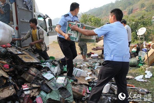 派出所民警帮忙将车上货物卸下 （澜沧县公安局供图）