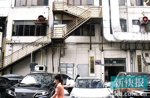 ■天宝大厦和天盛大厦楼外加装的楼梯。