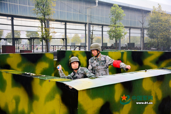 进行手榴弹实弹投掷。