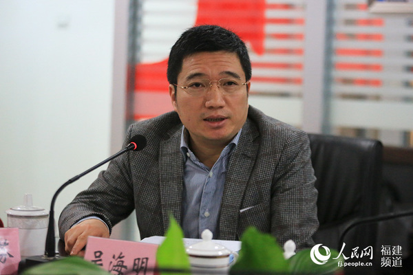 明鸿集团投资有限公司董事长吴海明在会上发言 邹家骅摄