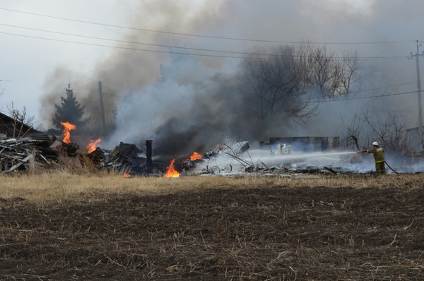 一架进行飞行训练的苏-25在东部军区切尔尼戈夫卡机场降落时坠毁。（网页截图）