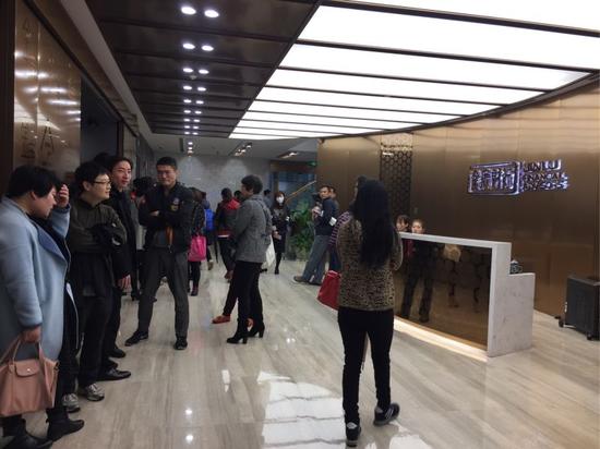 投资人聚集金鹿财行总部要求兑付 公司负责人