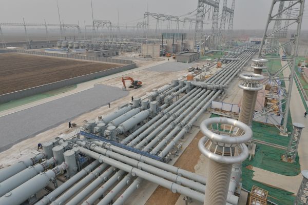 資料圖片：3月15日，在特高壓北京東變電站施工現場，GIS設備安裝接近尾聲。 新華社記者李曉果攝