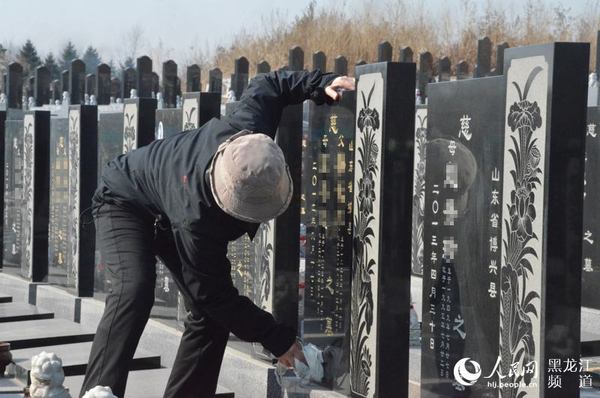 一位年过半百的老人，在墓碑前久久伫立，随后拿出手帕开始擦拭墓碑上的灰尘。方圆 摄