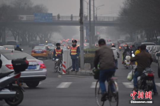 资料图：2015年12月北京启动空气重污染红色预警