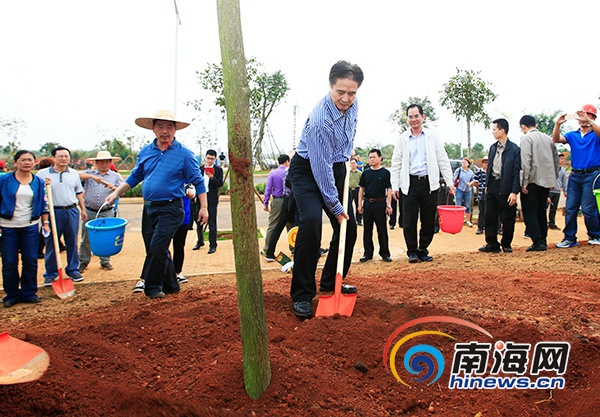 海南省委书记、省人大常委会主任罗保铭参加植树活动。南海网见习记者 刘洋摄